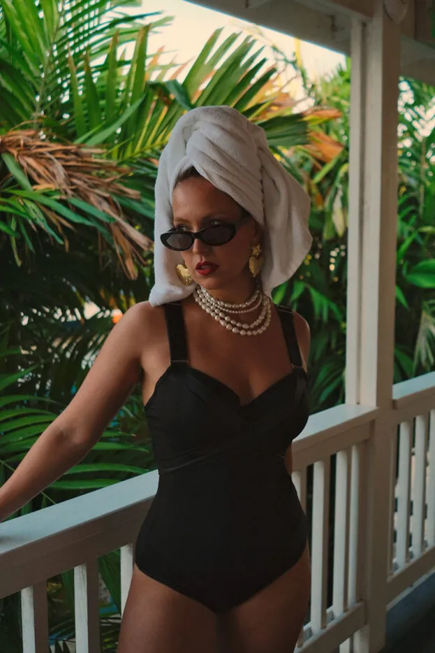 cache-coeur-plunge-balcony-bathing-suit