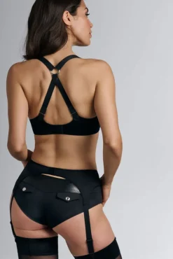 femme-fatale-suspender-suspender